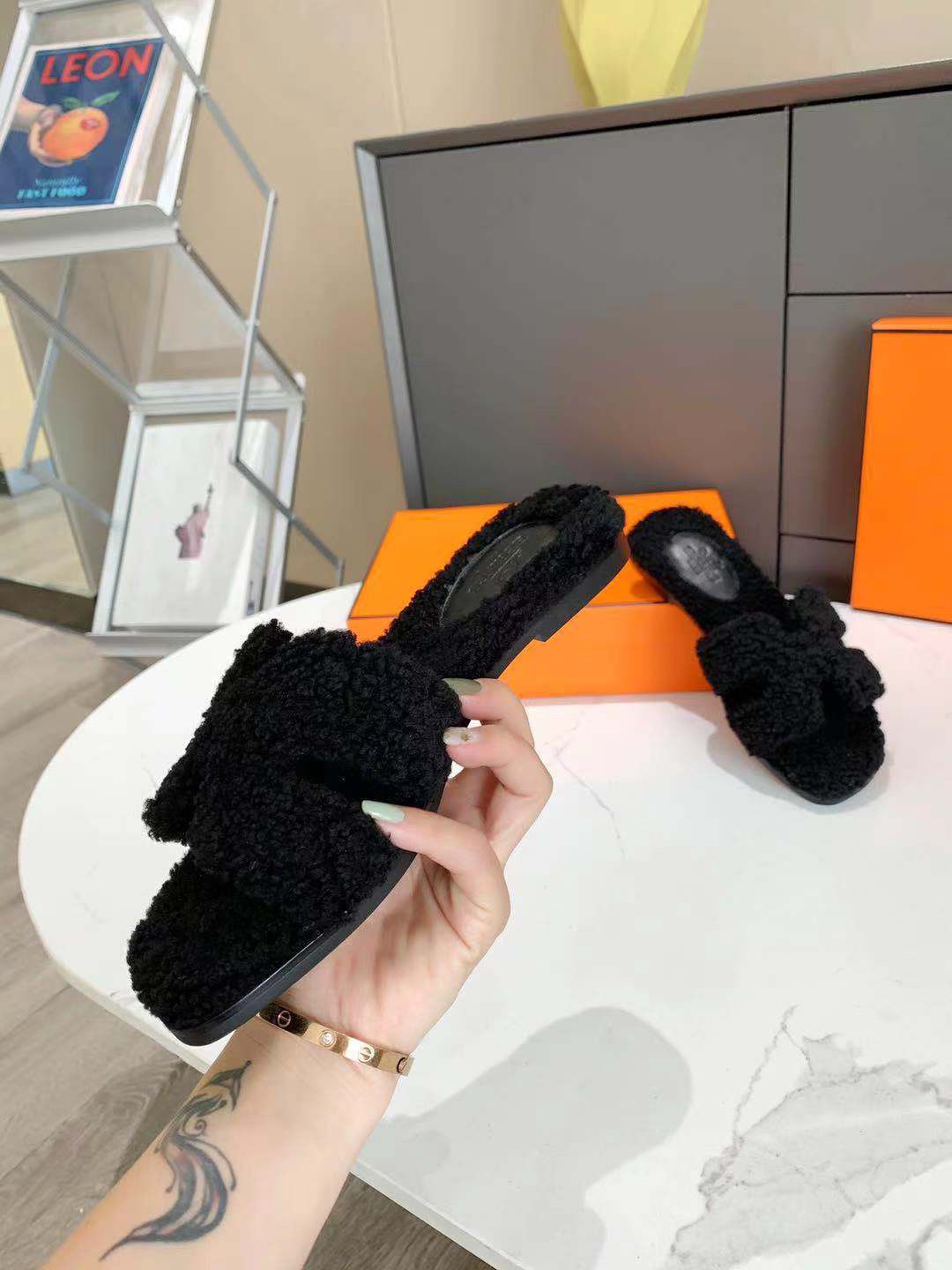 HERMES fur Oran slides