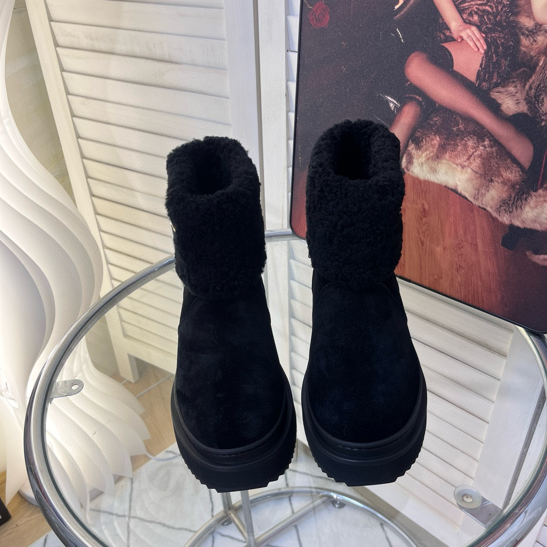 CHANEL snow boots