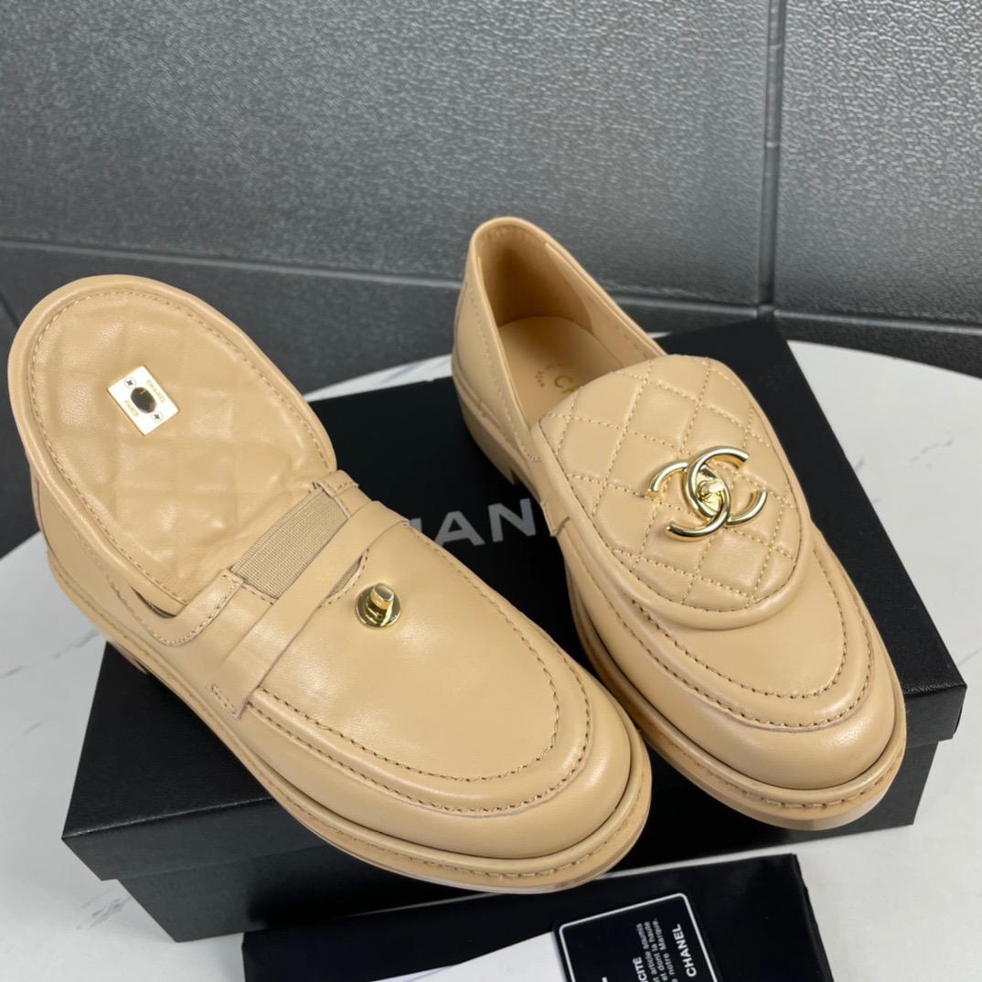 CHANEL Loafer