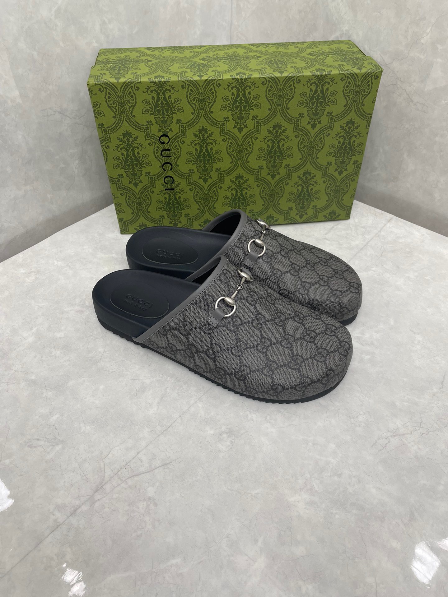 GUCCI Supreme horse buckle slippers