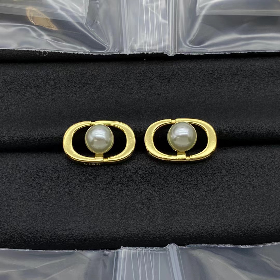 DIOR Ear stud