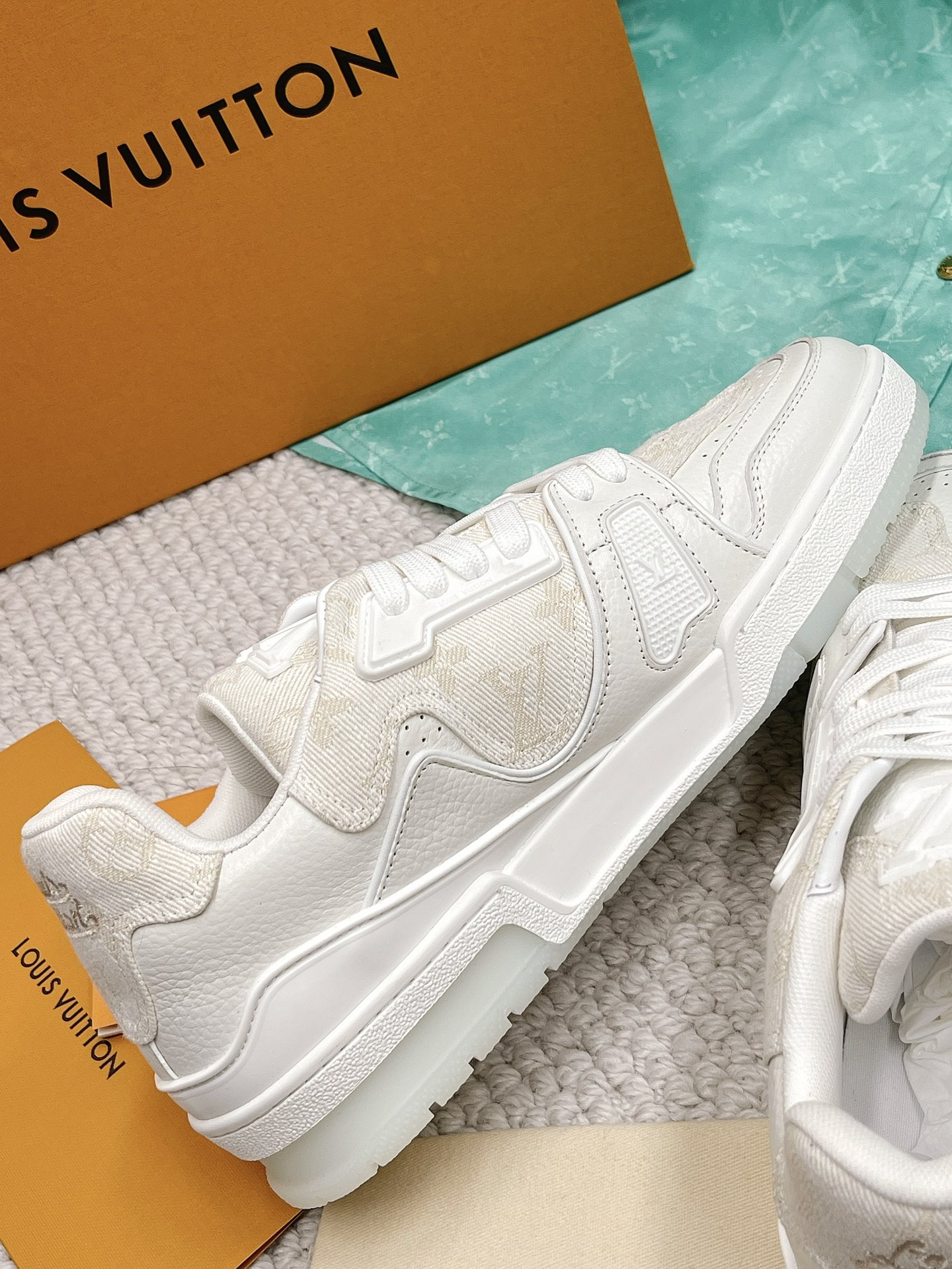 LOUIS VUITTON SNEAKERS