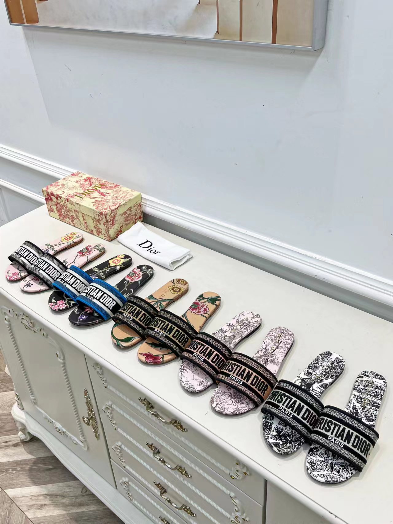 DIOR SLIDES