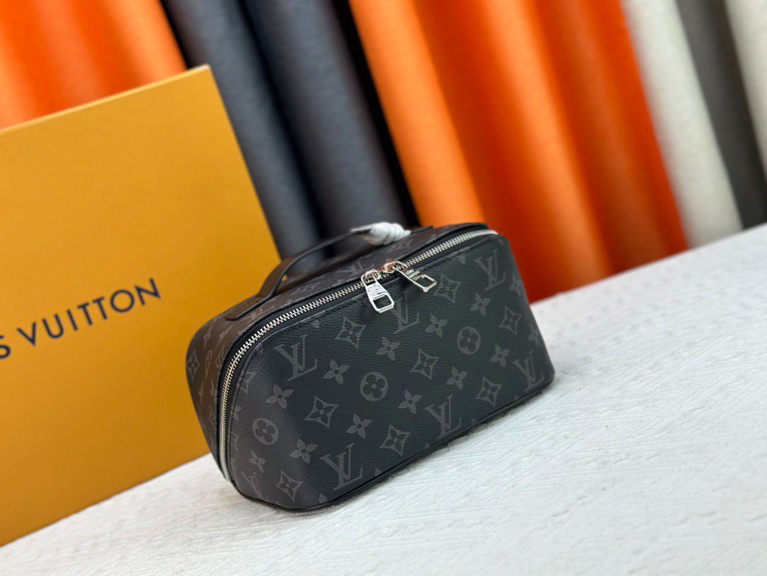 LV toiletry bag(24*13*13 cm)