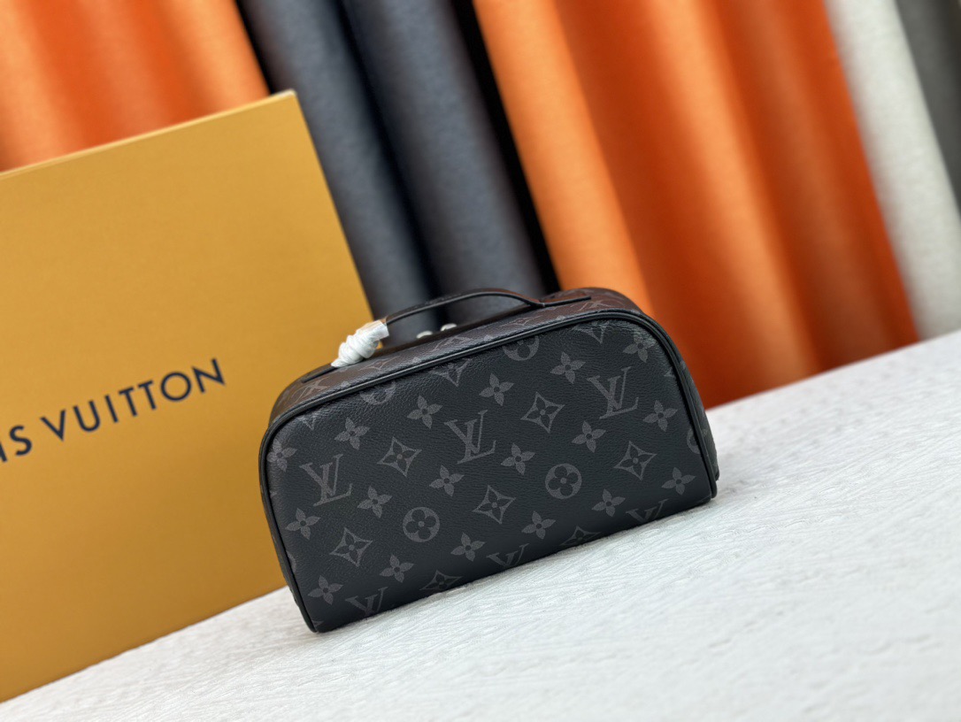 LV toiletry bag(24*13*13 cm)