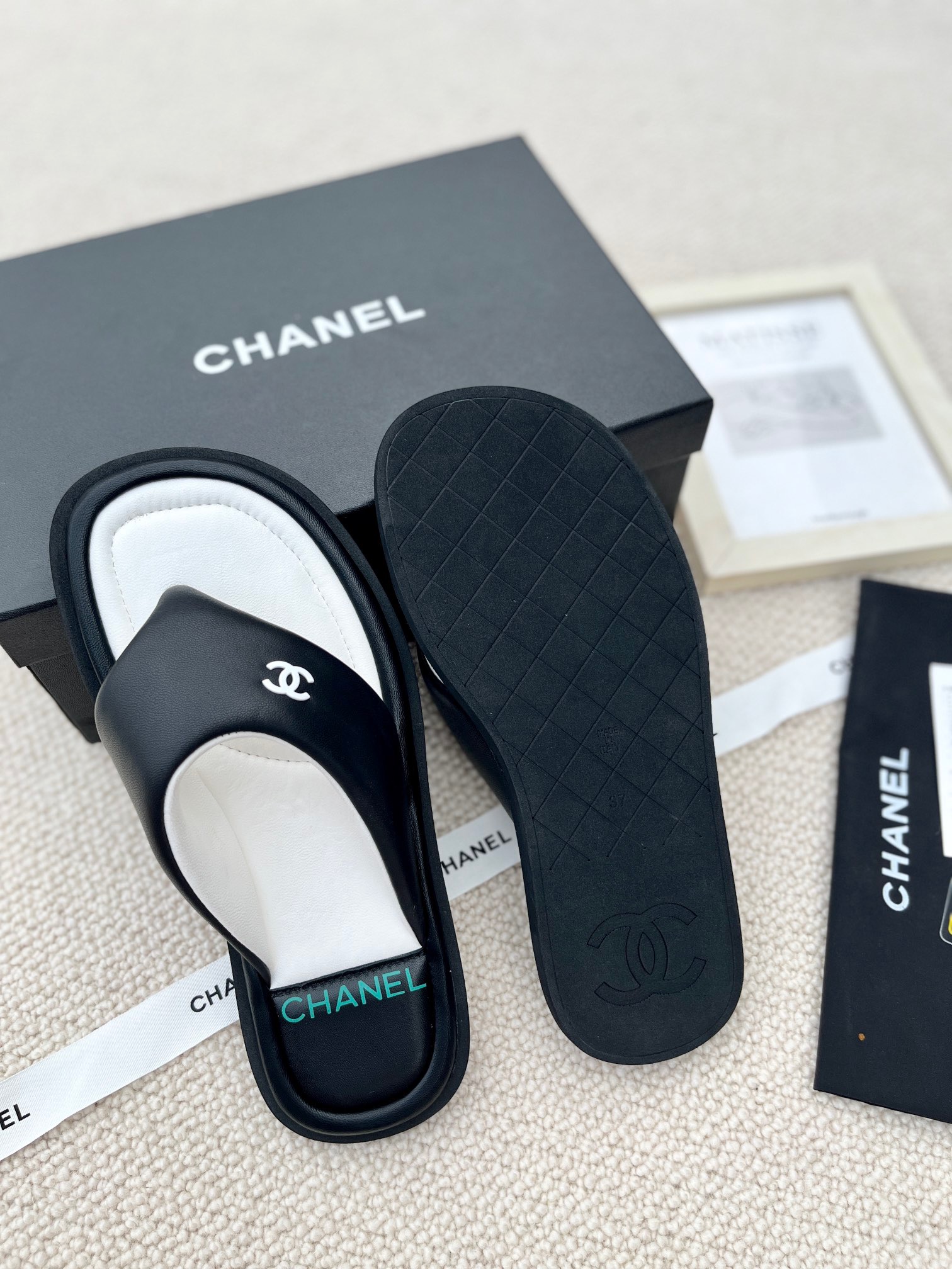 CHANEL Cloud flip-flops
