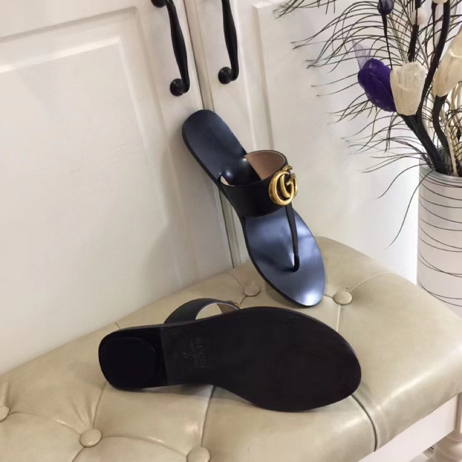 GUCCI Double G style leather flip-toe sandals