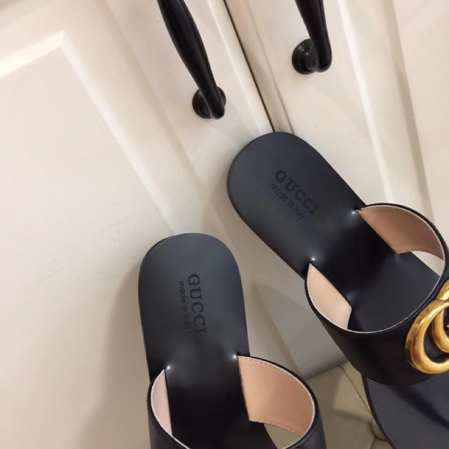 GUCCI Double G style leather flip-toe sandals