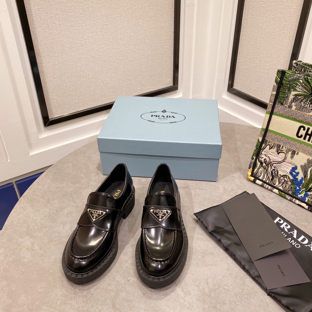 PRADA Loafer