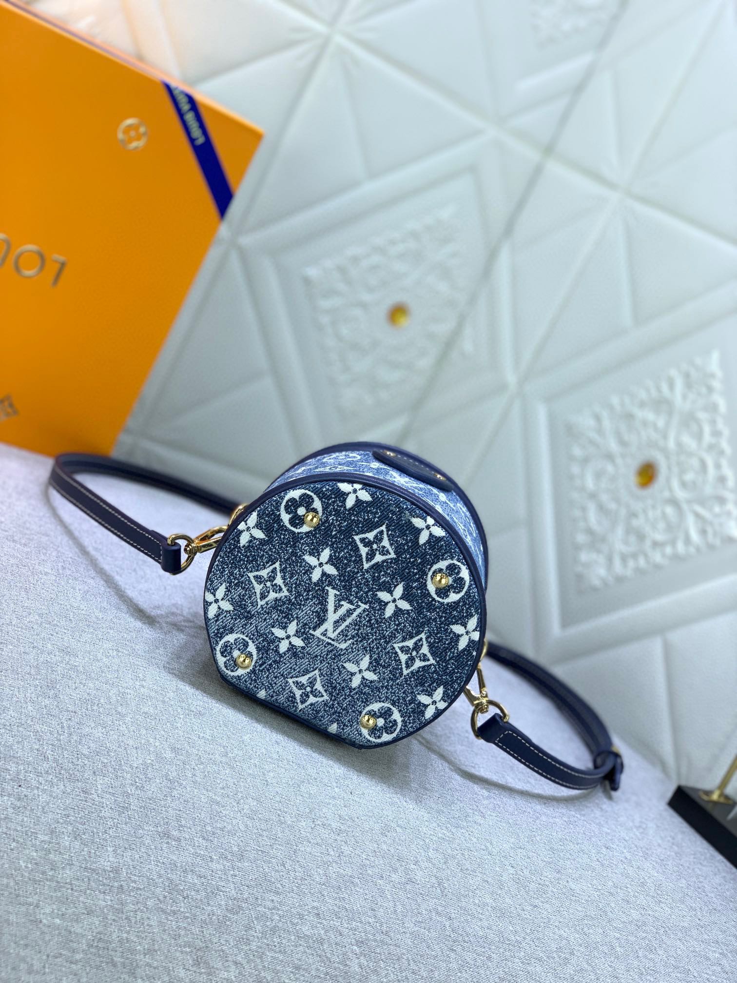 LV Small bucket handbag
