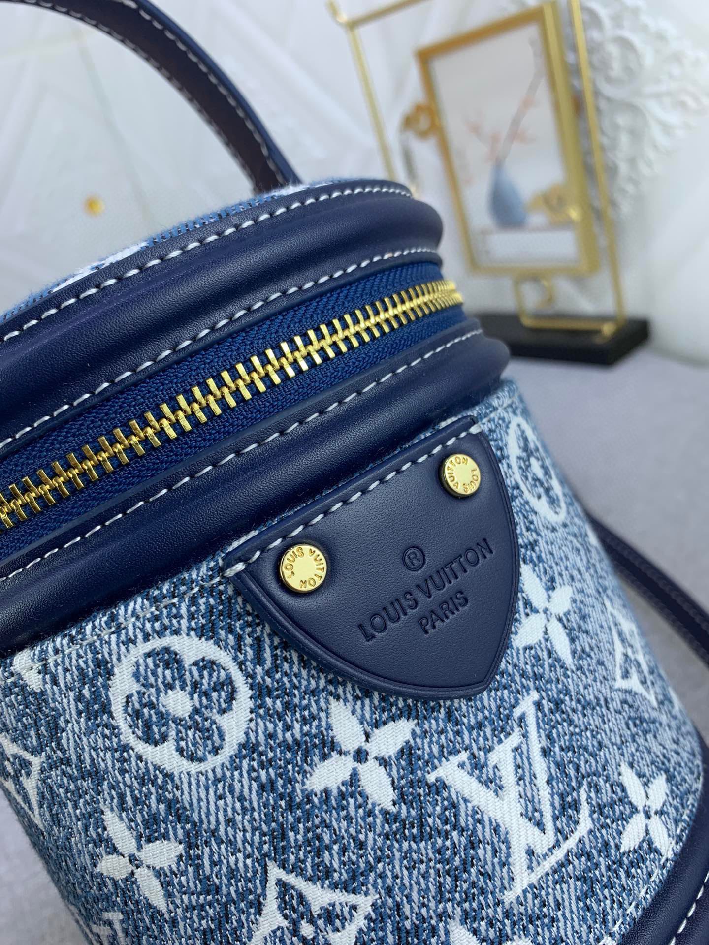 LV Small bucket handbag