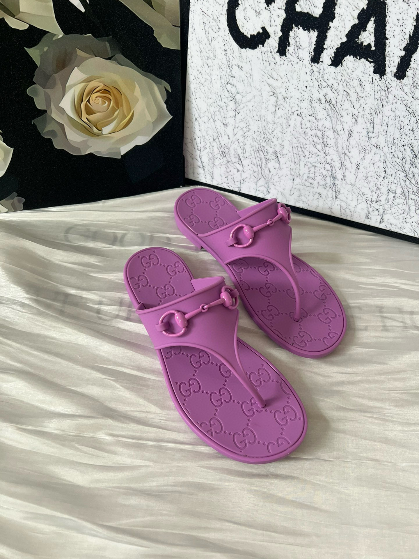 GUCCI Horse Snap Flip flops