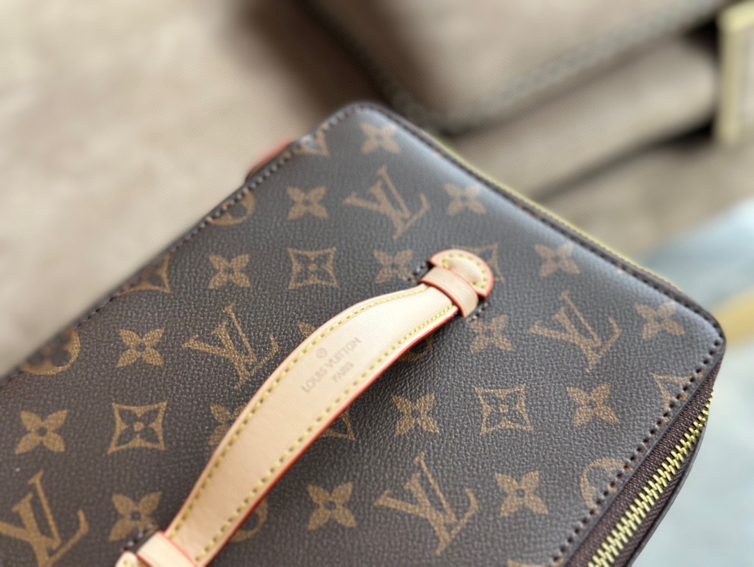 LV Makeup Bag（23*17cm）