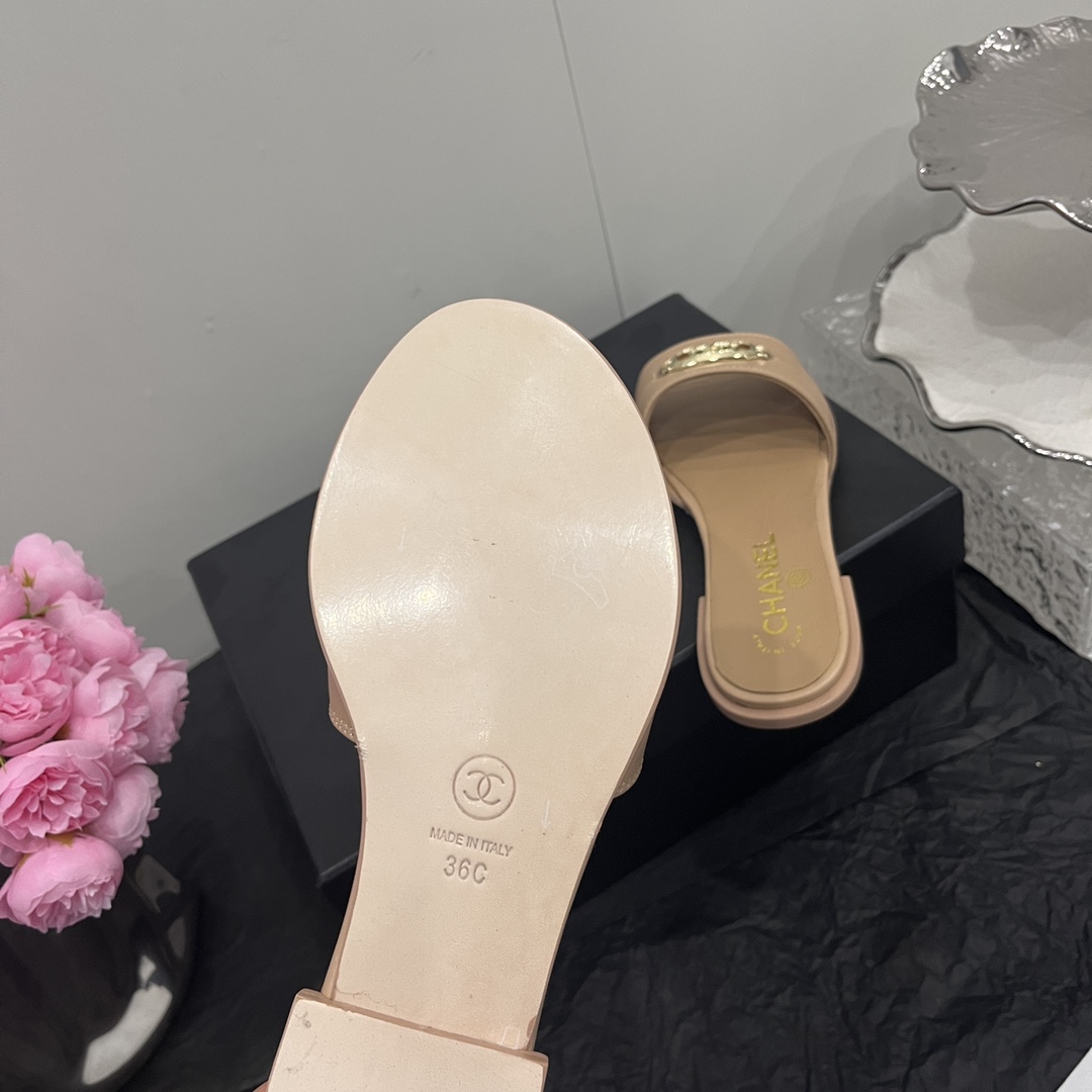 CHANEL SLIDES