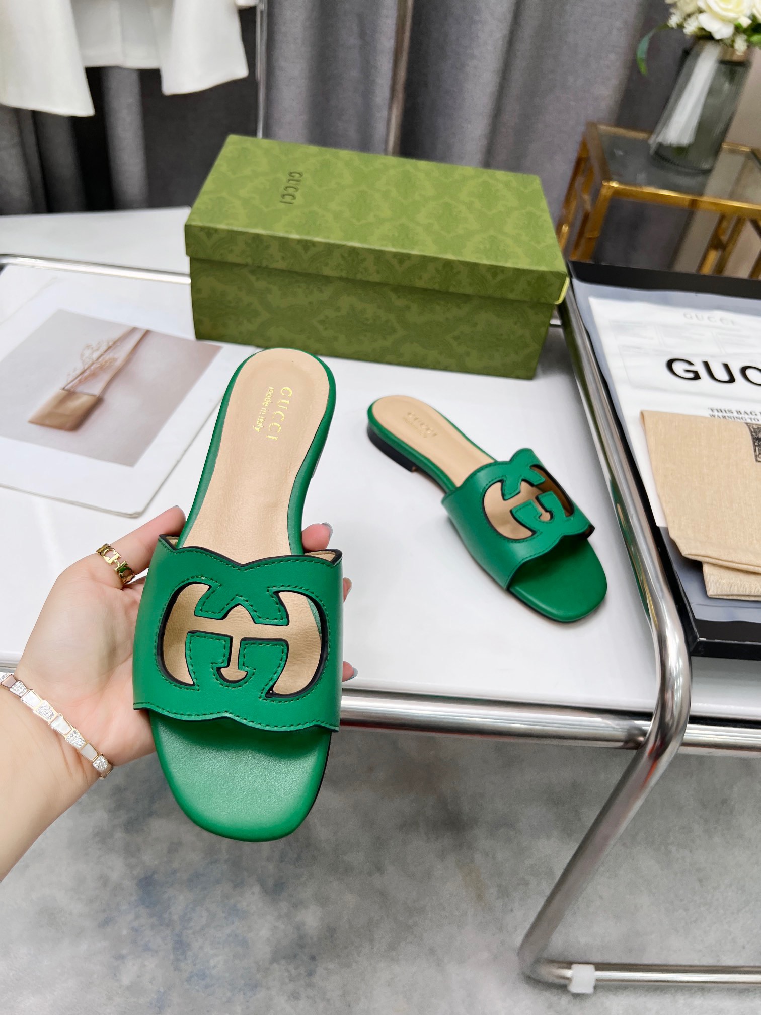 GUCCI SLIDES