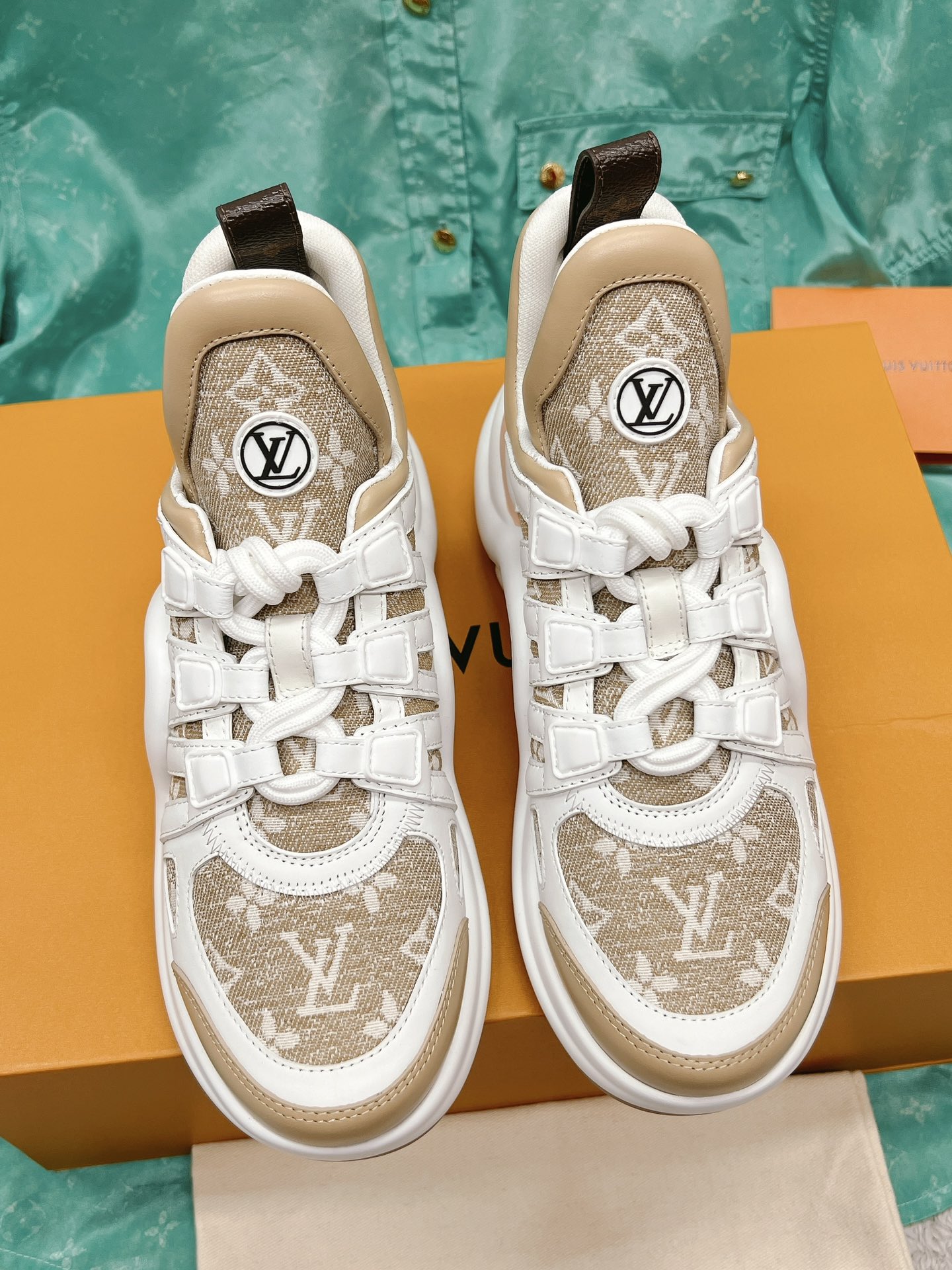 LOUIS VUITTON SNEAKERS