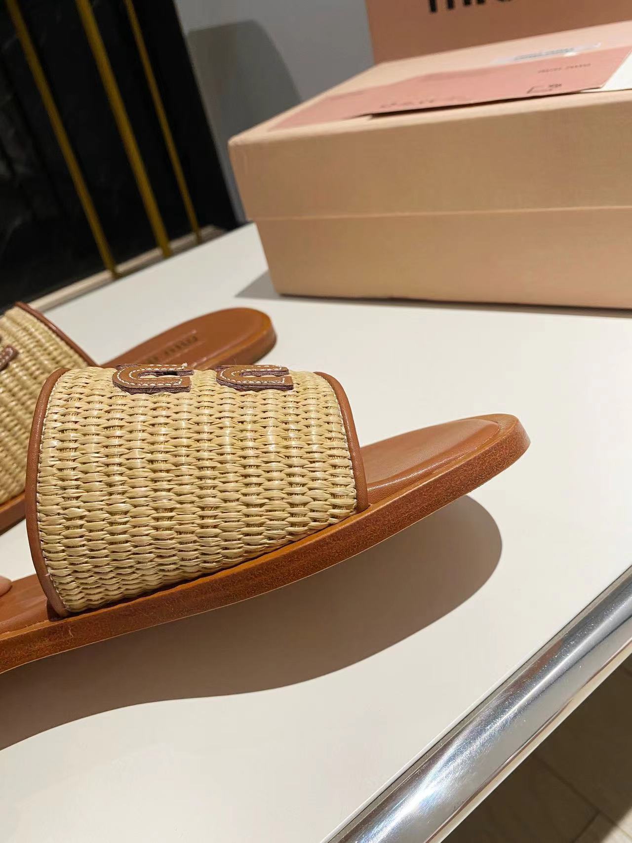 Miu Miu Classic Fashion Slippers