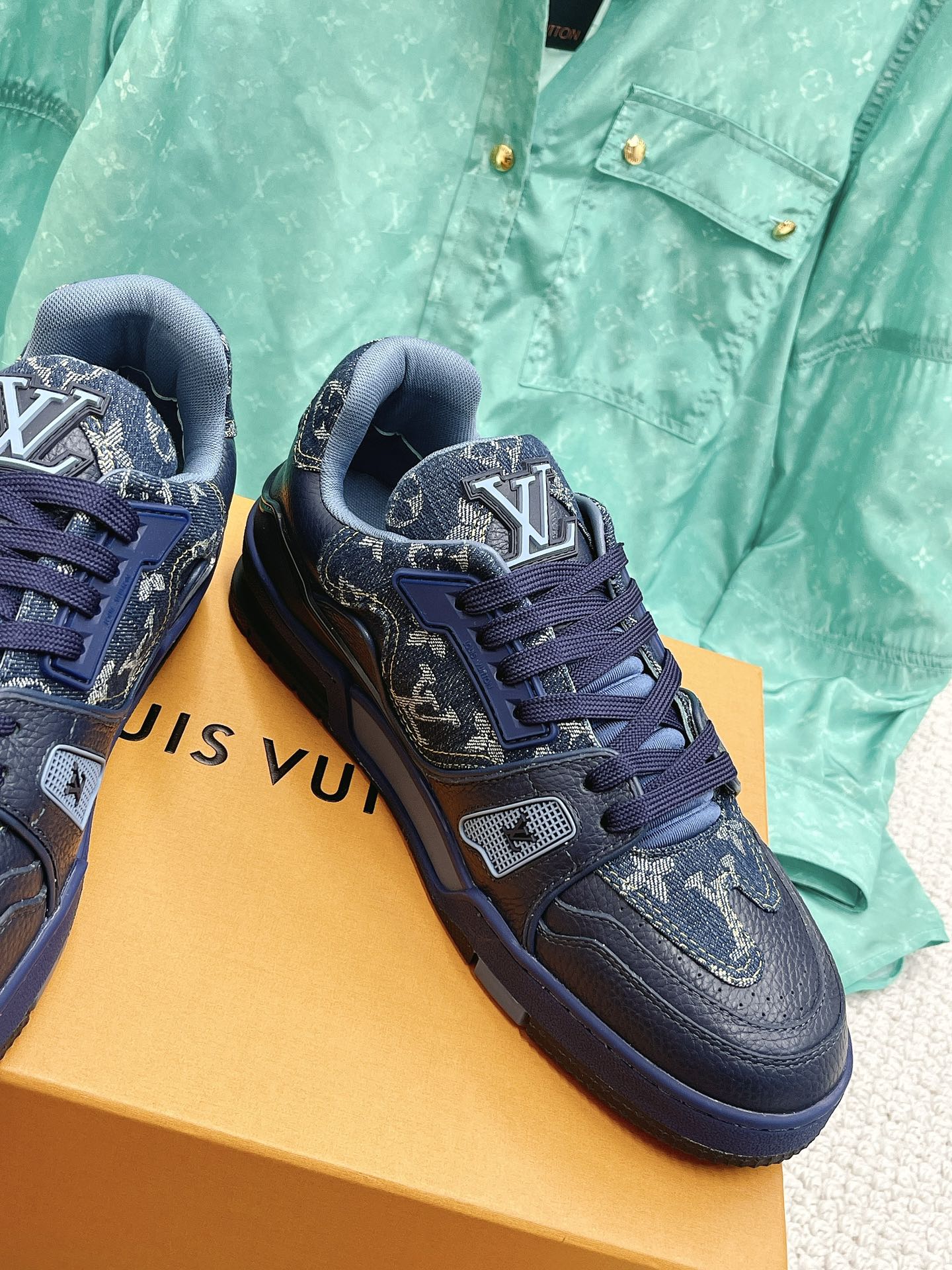 LOUIS VUITTON SNEAKERS