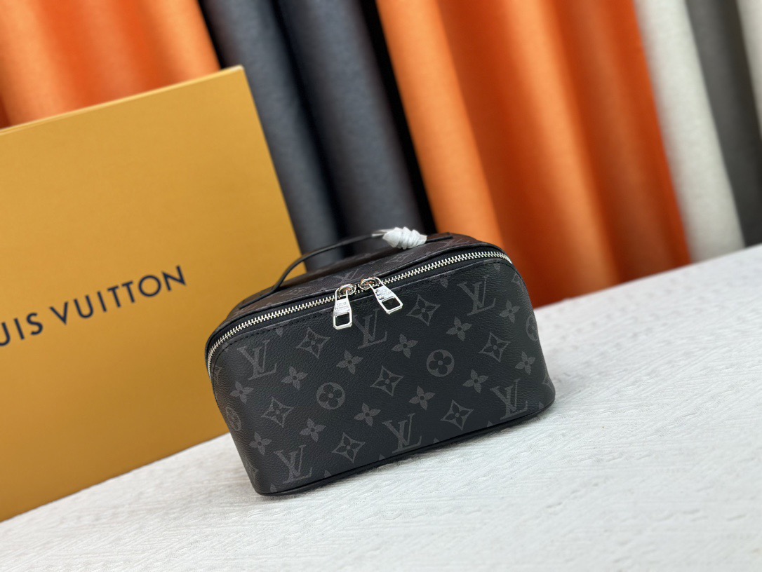 LV toiletry bag(24*13*13 cm)