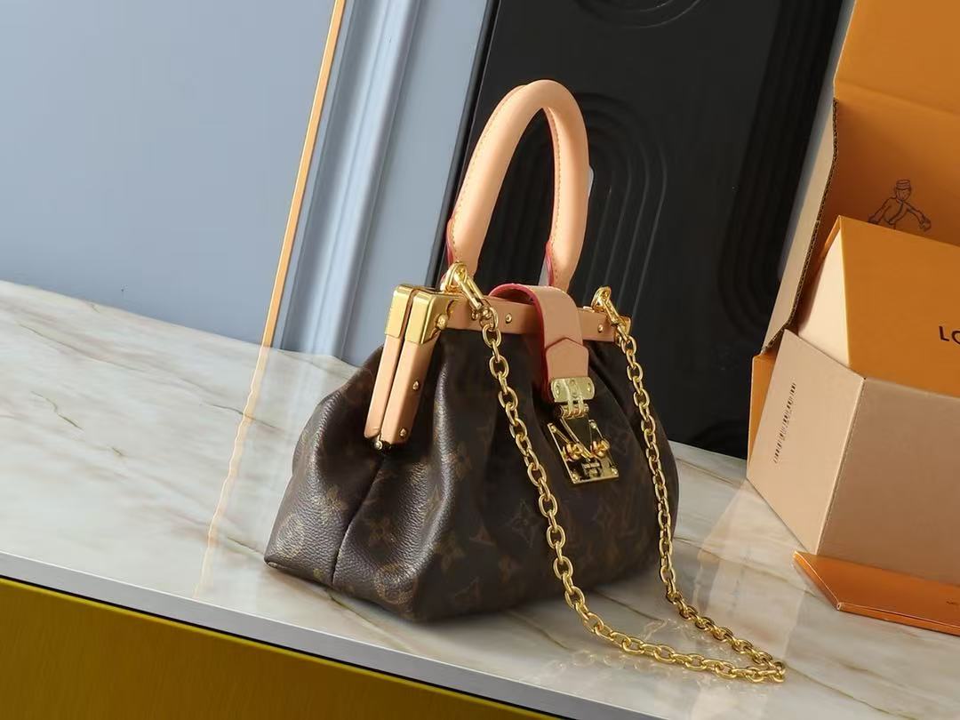 LV Clutch Handbags