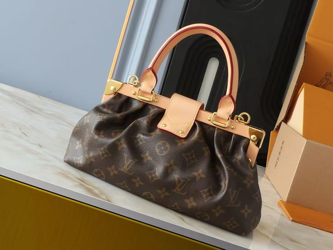 LV Clutch Handbags