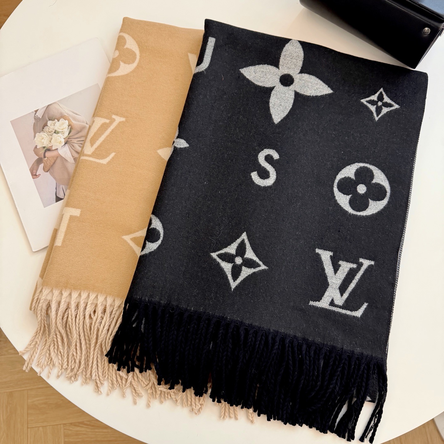 LV scarf